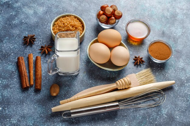 Traditionele ingrediënten voor het bakken van de herfst: appels, kaneel, noten.