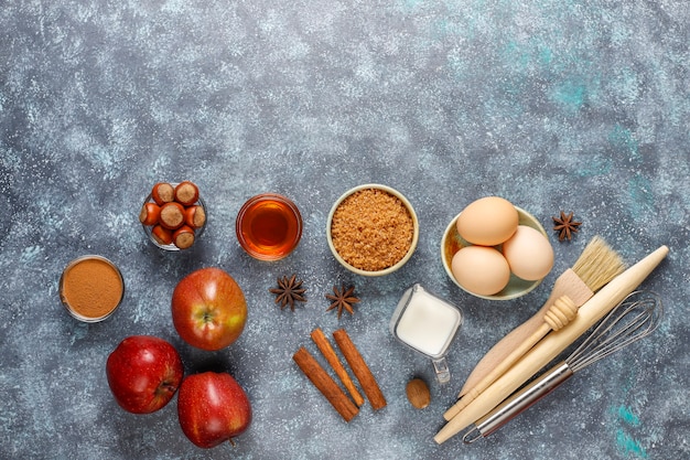 Gratis foto traditionele ingrediënten voor het bakken van de herfst: appels, kaneel, noten.