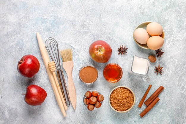 Gratis foto traditionele ingrediënten voor het bakken van de herfst: appels, kaneel, noten.