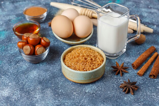 Traditionele ingrediënten voor het bakken van de herfst: appels, kaneel, noten.