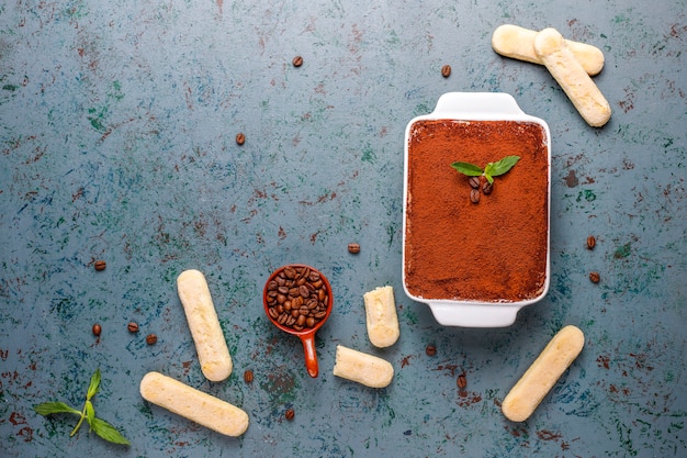 Gratis foto traditionele italiaanse desserttiramisu in ceramische plaat, hoogste mening.