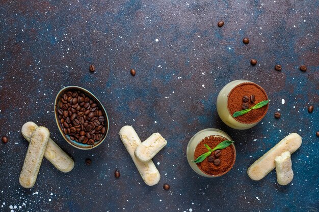 Traditionele Italiaanse desserttiramisu in glazen, hoogste mening.