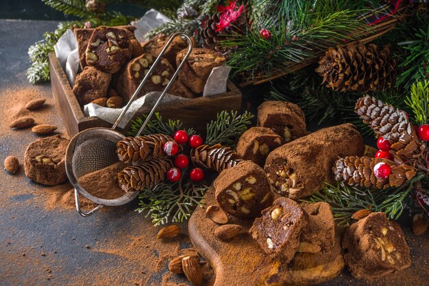 Traditionele italiaanse winter en kerst dessert chocolade salami worst