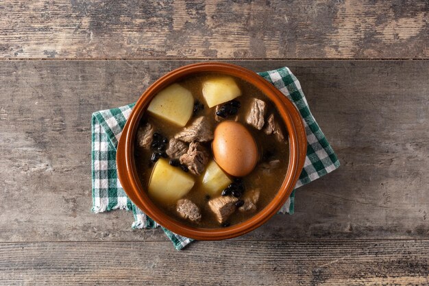 Traditionele Joodse cholent op houten tafel