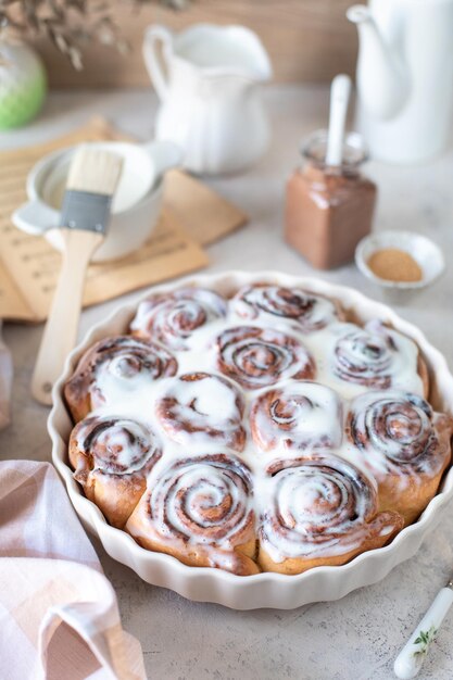 Traditionele kaneelbroodjes op een witte tafel zelfgemaakte zoete broodjes