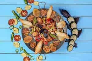 Gratis foto traditionele kaukasische sac ichi met gegrild vlees en groenten