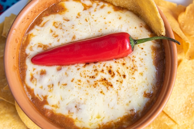 Gratis foto traditionele mexicaanse chili schotel
