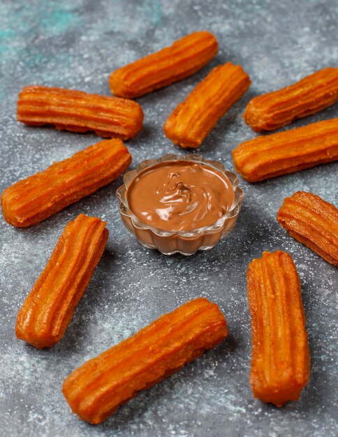 Traditionele Mexicaanse dessert churros met chocolade, bovenaanzicht