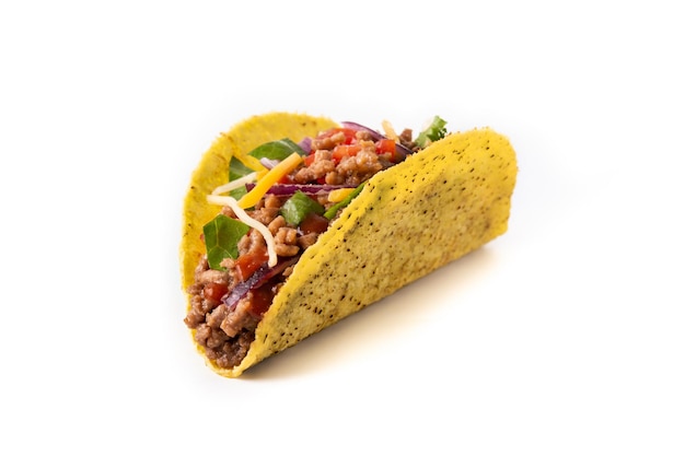 Traditionele Mexicaanse taco's met vlees en groenten geïsoleerd op witte achtergrond