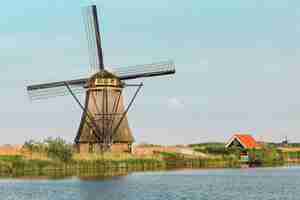 Gratis foto traditionele nederlandse windmolens met groen gras op de voorgrond, nederland