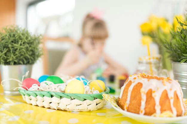 Traditionele paasdecoraties en een klein meisje