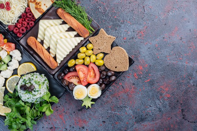 Traditionele rijke ontbijttafel met verschillende soorten voedsel.