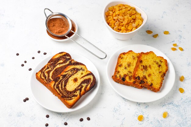 Traditionele rozijnen marmeren cake segmenten met rozijnen en cacaopoeder, bovenaanzicht