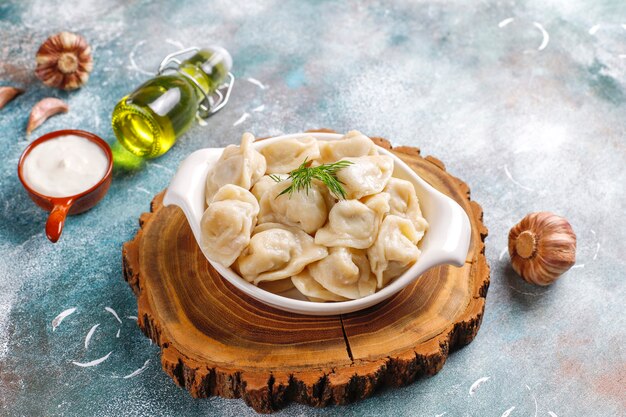 Traditionele Russische pelmeni of dumplings met vlees.