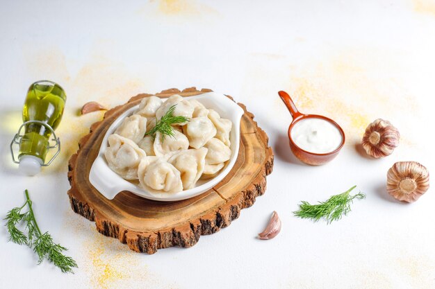 Traditionele Russische pelmeni of dumplings met vlees.