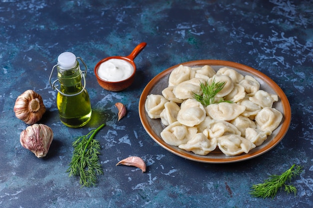 Traditionele Russische pelmeni of dumplings met vlees.