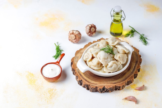 Gratis foto traditionele russische pelmeni of dumplings met vlees.