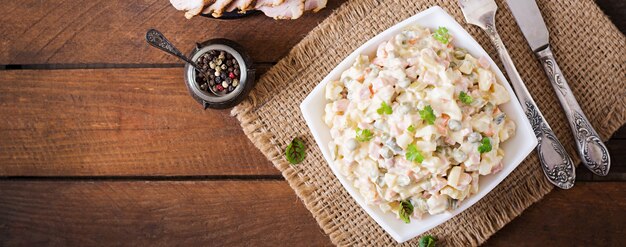 Traditionele Russische salade "Olivier". Bovenaanzicht