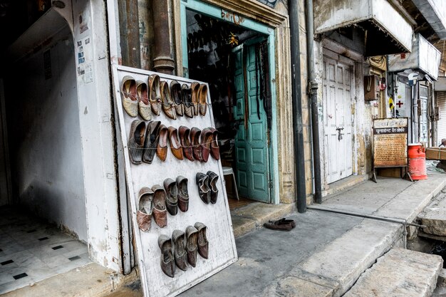 Traditionele schoenwinkel in Rajasthan, India