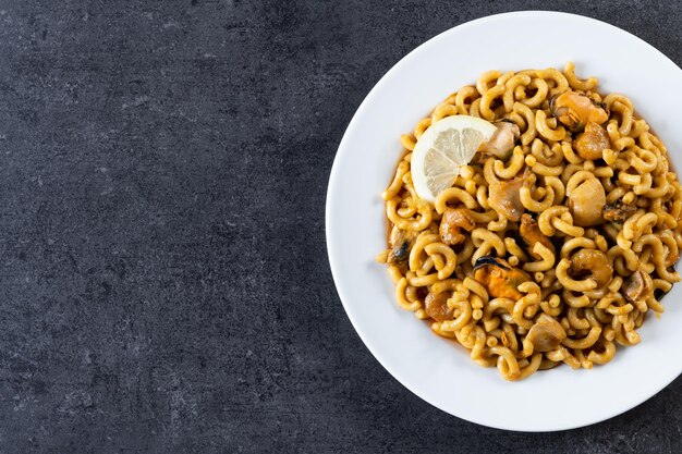 Traditionele Spaanse fideua Noodle paella op zwarte achtergrond