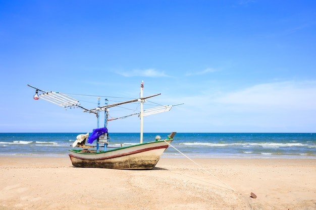 Gratis foto traditionele vissersboot op het strand