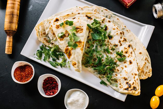 Traditionele vlees kutab met sumakh framboos gewone yoghurt bovenaanzicht