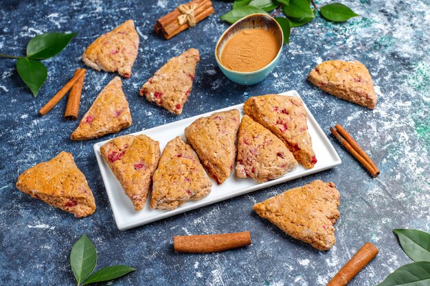 Traditionele zelfgemaakte Engelse scones met bevroren frambozen en kaneel, bovenaanzicht