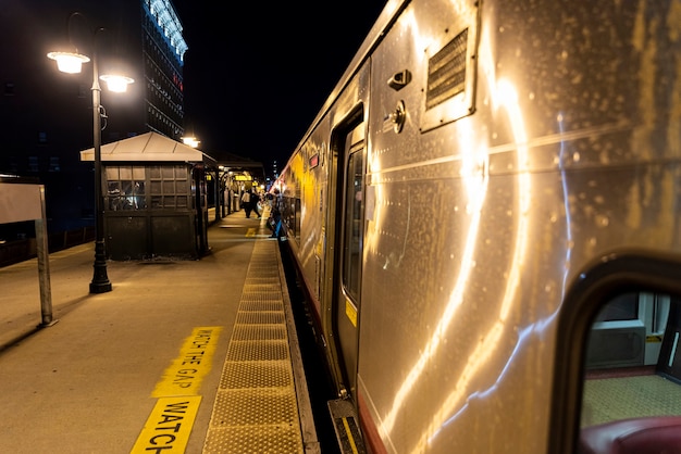 Train 's nachts op het station