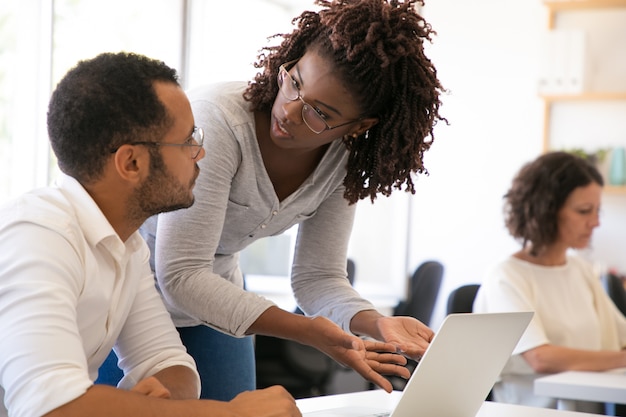 Trainer legt softwarespecificaties uit aan nieuwe medewerker