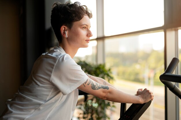 Trans man aan het sporten in de sportschool