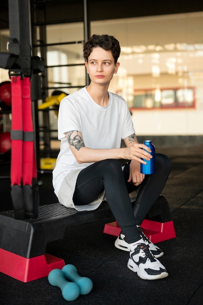 Trans man aan het trainen in de sportschool