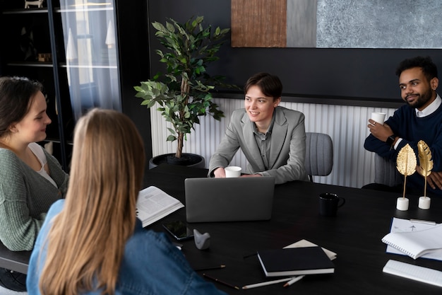 Gratis foto trans persoon die op kantoor werkt met collega's