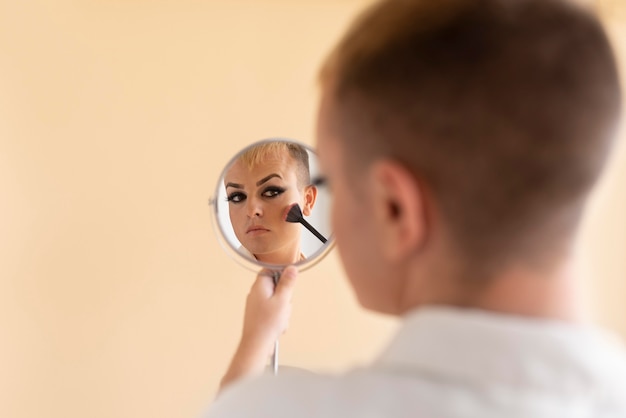 Transgender die make-up opdoet van dichtbij