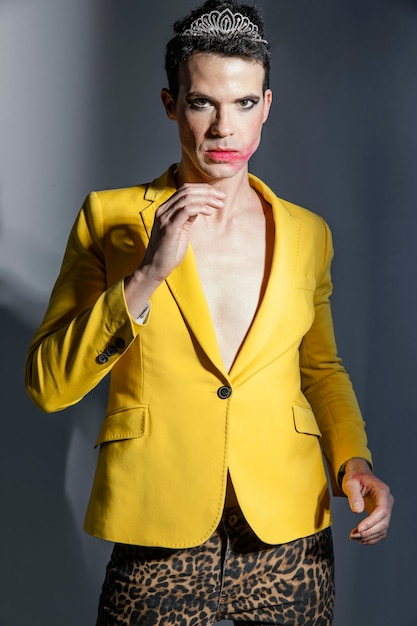 Gratis foto transgender persoon gele jas vooraanzicht dragen