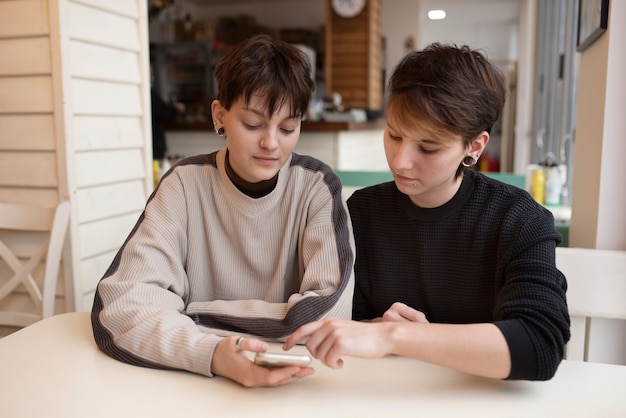 Gratis foto transpaar brengt tijd samen door