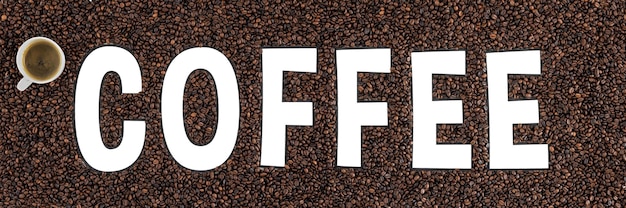 Gratis foto transparant woord koffie op een achtergrond van koffiebonen mockup voor reclame