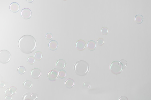 Transparant zeepbelpatroon op een grijs behang als achtergrond
