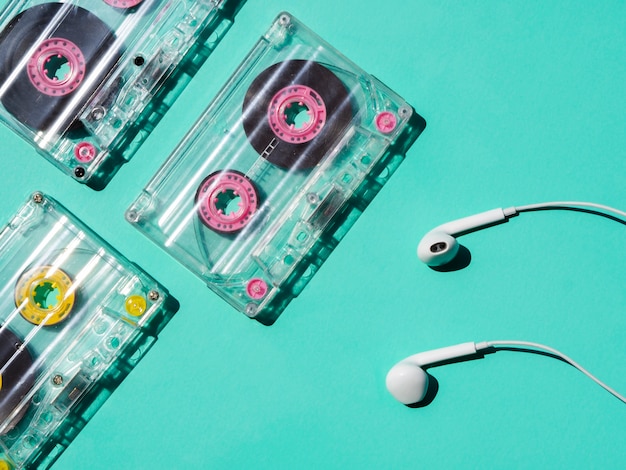 Transparante cassetteband met hoofdtelefoons die helder licht reflecteren