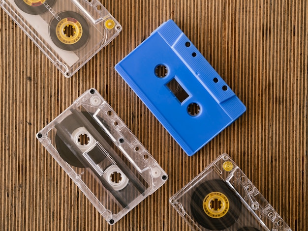 Gratis foto transparante cassettebandjes met blauw bovenaanzicht