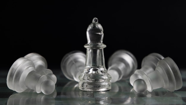 Transparante schaakstukken aan boord