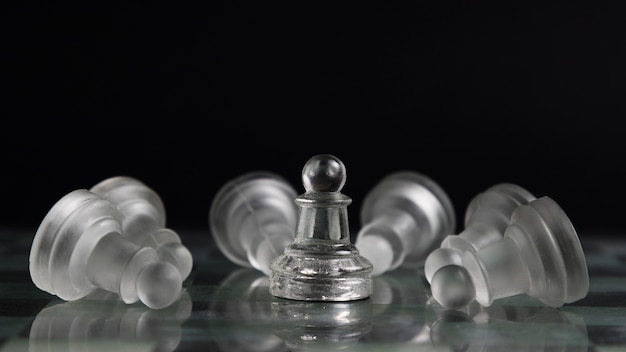 Transparante schaakstukken aan boord