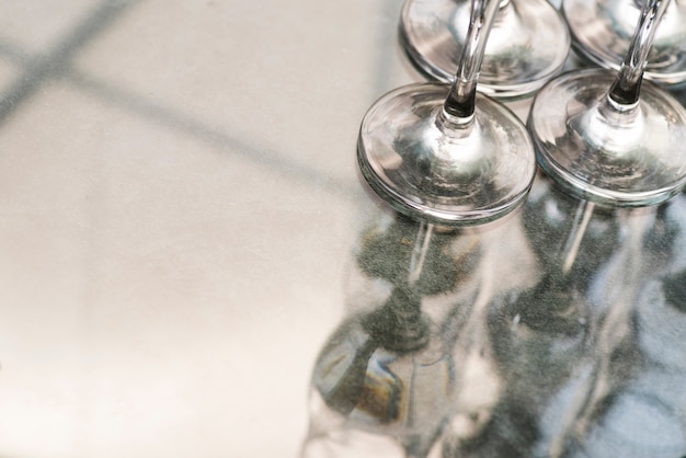 Transparante wijnglazen op reflecterende achtergrond