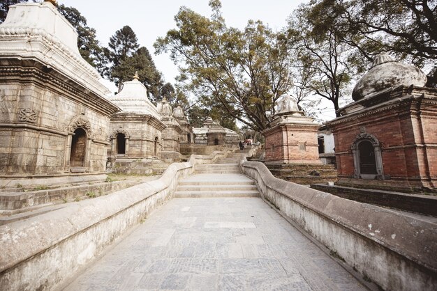 Trap in het midden van kleine structuren bij een hindoe-tempel in Nepal