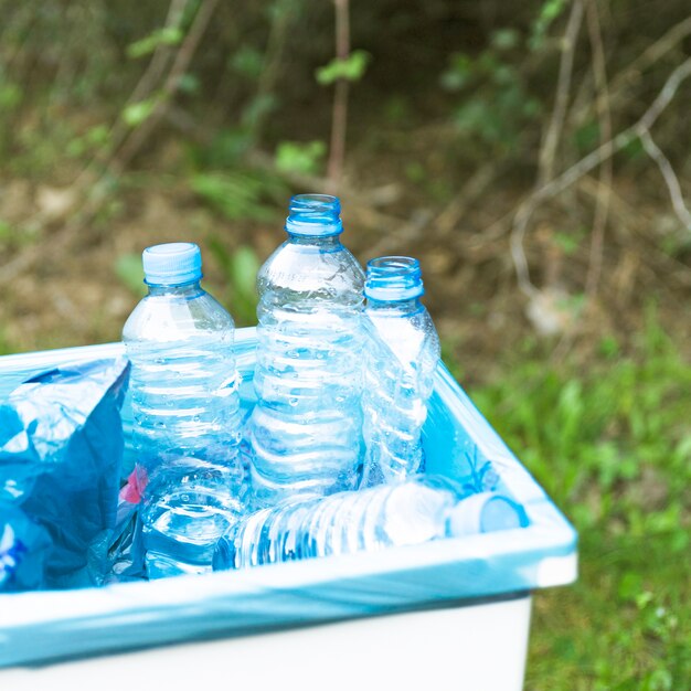 Trashcan met plastic huisvuil in openlucht