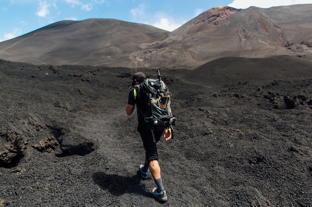 Trekking bij piekvulkaan Wandelaar die bij kratervulkaan Etna beklimt in Sicilië