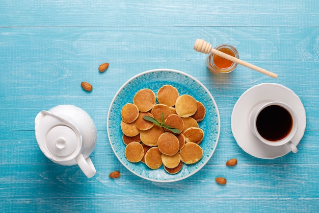 Trendy eten - mini-pannenkoekgranen. Hoop granen pannenkoeken met bessen en noten.