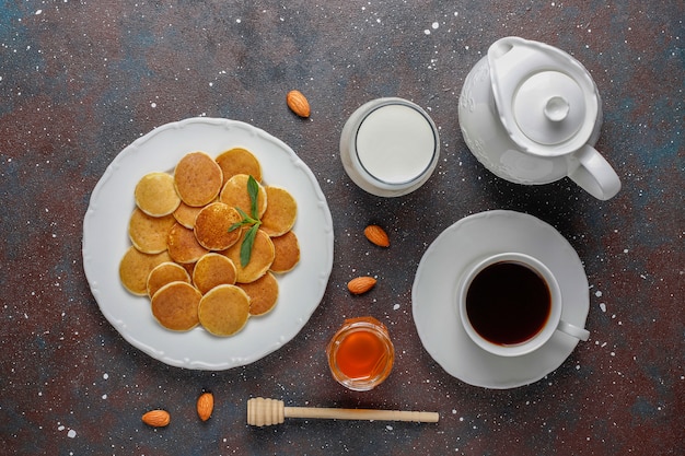 Trendy eten - mini-pannenkoekgranen. Hoop granen pannenkoeken met bessen en noten.