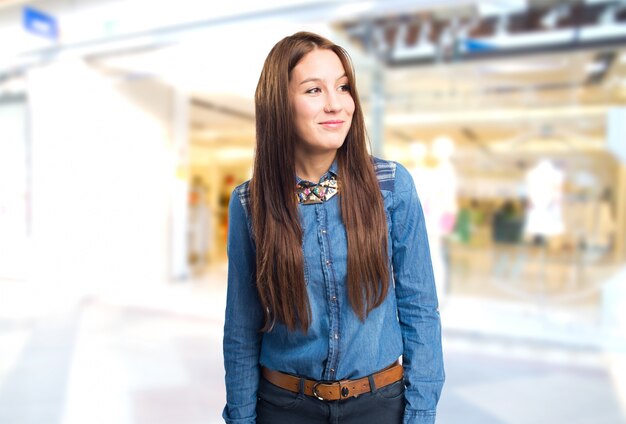 Trendy jonge vrouw poseren