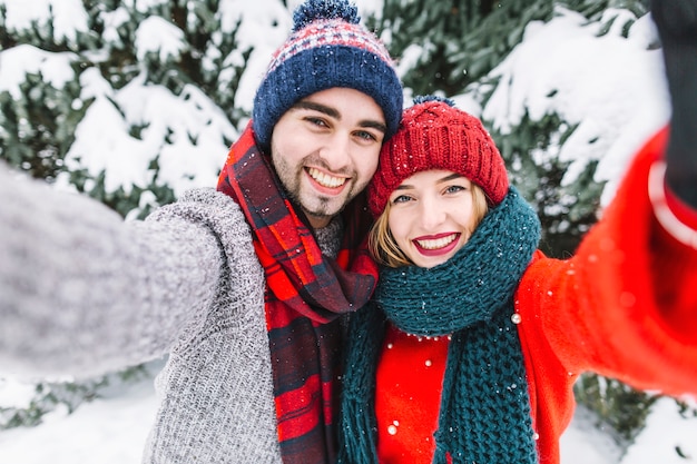 Trendy paar poseren op camera in de winter