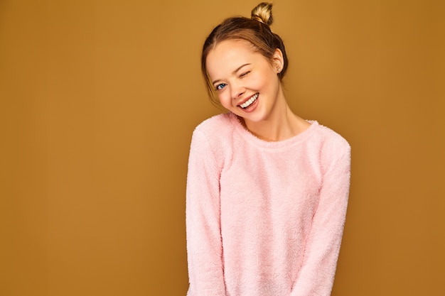 Trendy vrouw in casual schattige roze kleding